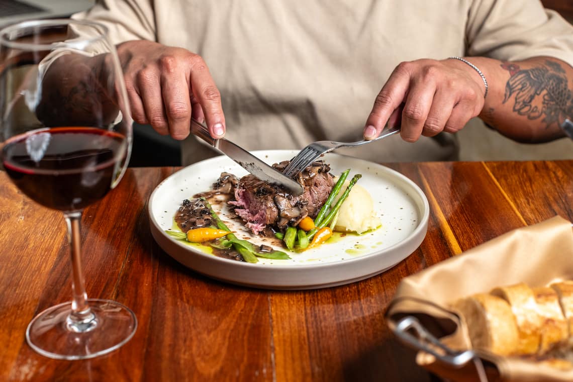 Corte de carne con vino tinto en Raffaelle Trattoria