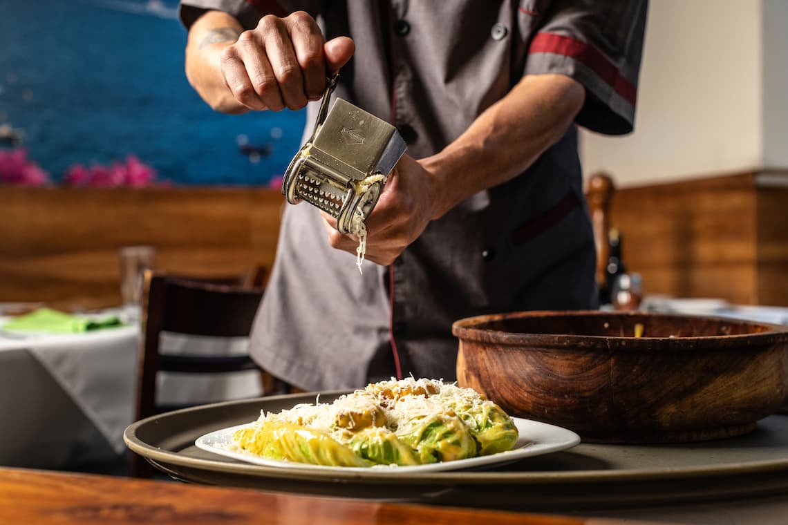 Chef rallando queso fresco en Raffaelle Trattoria
