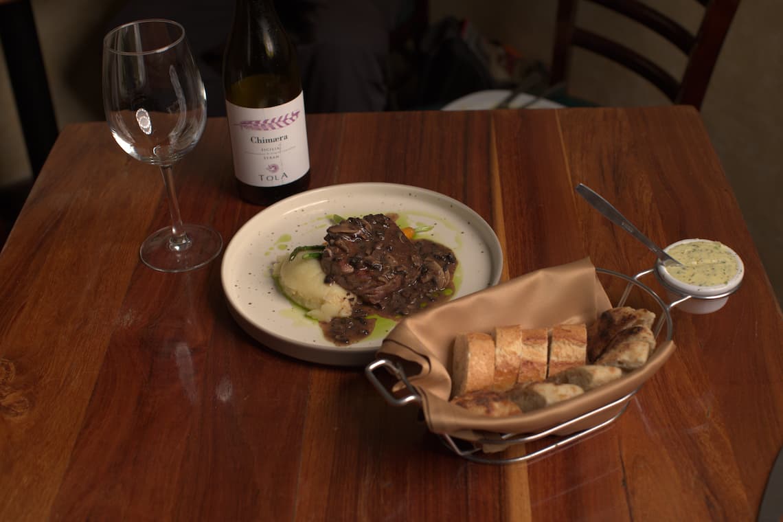 Platillo de carne con vino